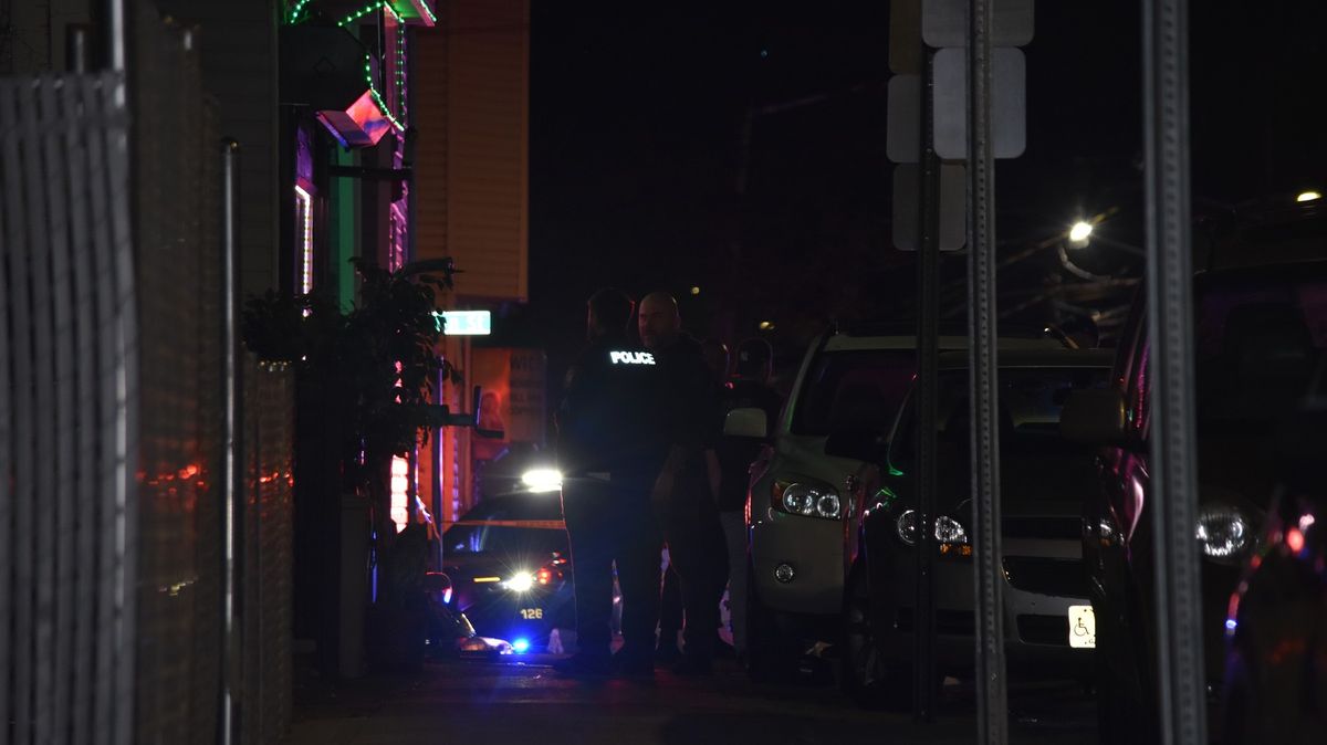 Střelec povraždil v nákupním centru u Dallasu devět lidí